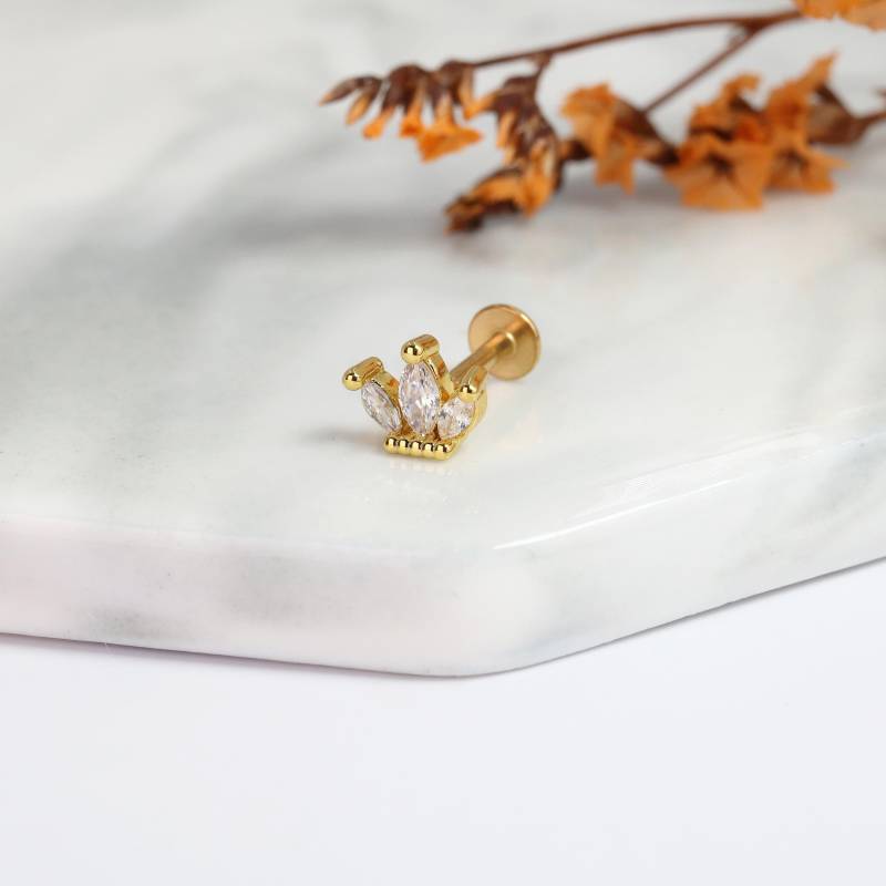 Princess Crown Stud Earrings, Small Queen Stud, Helix Piercing, Flat Back Cz Labret Studs, Tragus, Cartilage, Conch Earring von AlinaChicJewelry