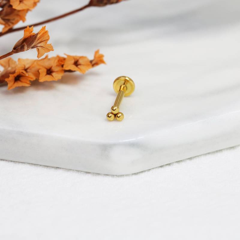 Tiny Three Ball Stud Earrings, Extra Beads Threadless Flat Back Stud, Push Pin Labret Helix Cartilage Tragus von AlinaChicJewelry