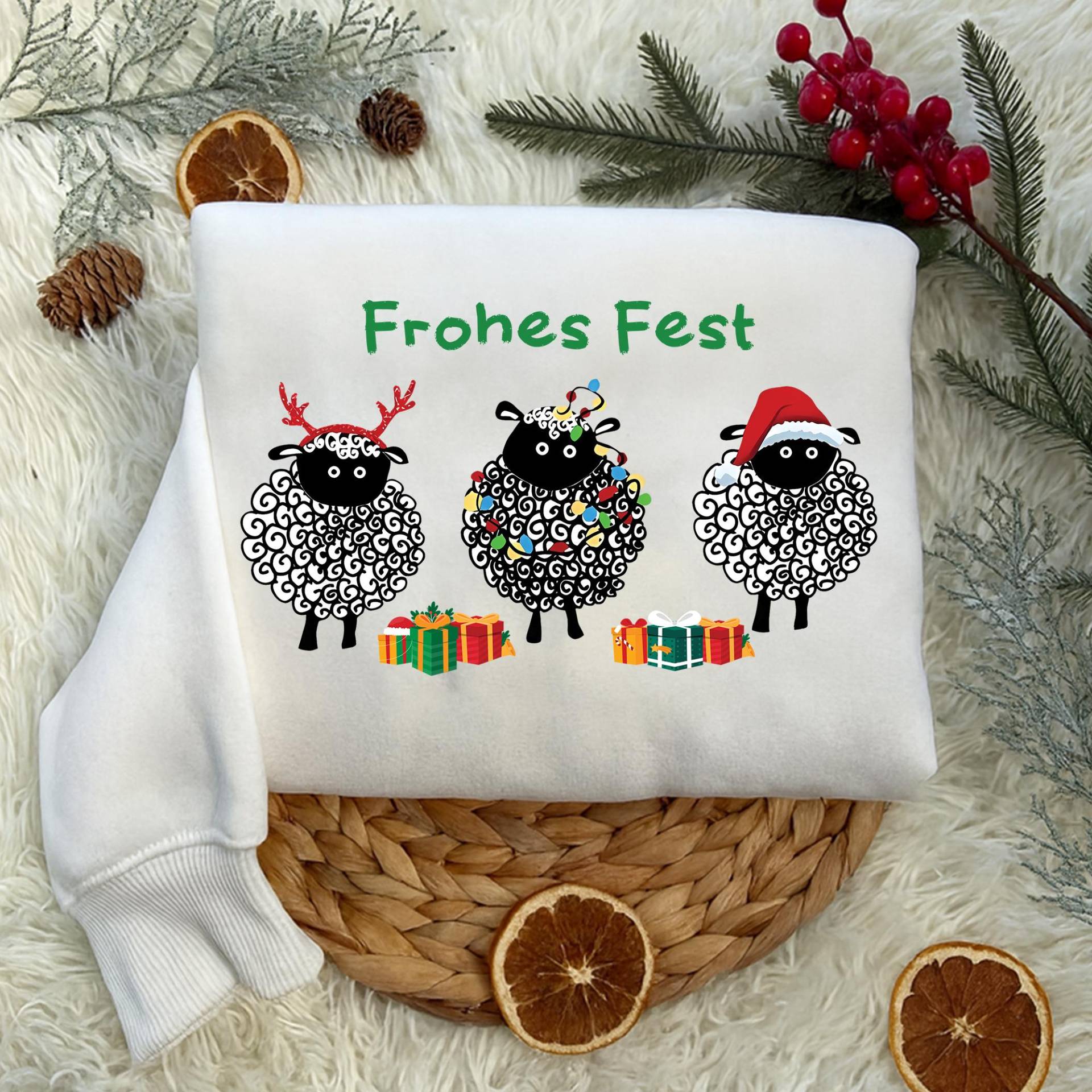 Frohes Fest Schaf Shirt, Lustiges Weihnachtsschaf T-Shirt, Weihnachtsgeschenk Sweatshirt, Süßes Tiermotiv, Weihnachtskleidung von Shopbey