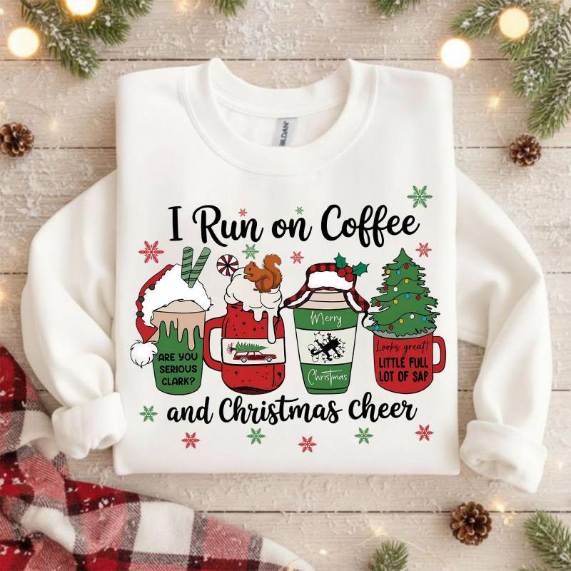 I Run On Coffee & Christmas Cheer Sweatshirt, Lustiges Weihnachts T-Shirt, Kaffee Liebhaber Hoodie, Witziger Xmas Pullover von Shopbey