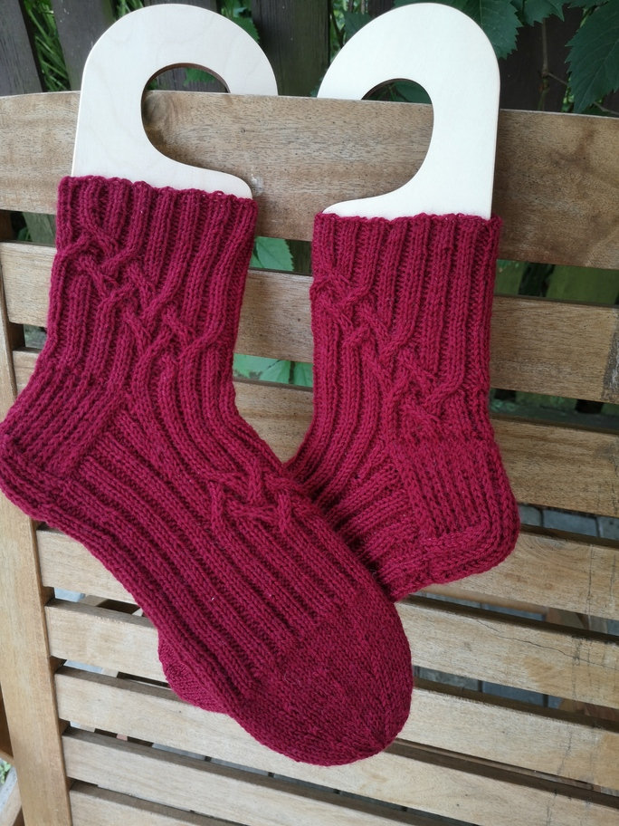 Handgestrickte Socken Aus Weinroter Wolle, Handgefertigtes Geschenk Für Sie von ShopfromDvinsk