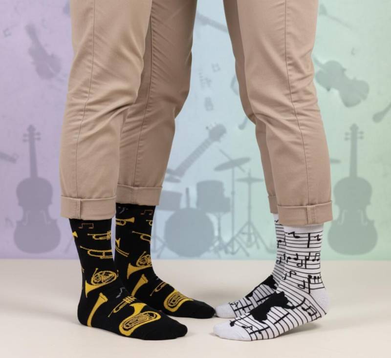 Schwarze Socken Mit Instrumenten | Trompete, Tuba Und Weiße Notenmotiv - Geschenkidee Für Musiker von ShopofZeeZ