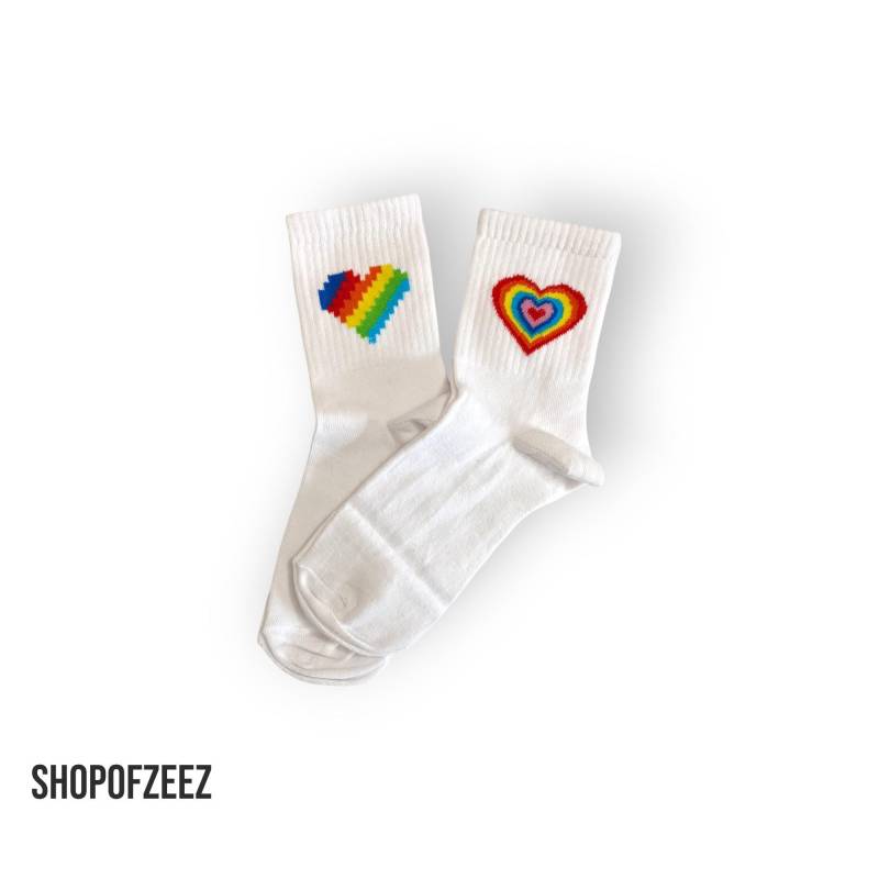 Weiße Socken Mit Regenbogen-Herzmuster - Lgbtq+ Pride Unisex Baumwollsocken von ShopofZeeZ