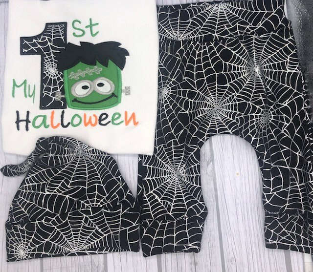 1. Halloween Outfit/Frankenstein T-Shirts/ Baby Haremshose/ Skelett Mütze/Passende Harmen Hose Und Mütze Für Halloween von ShoppeQiCustomDesign