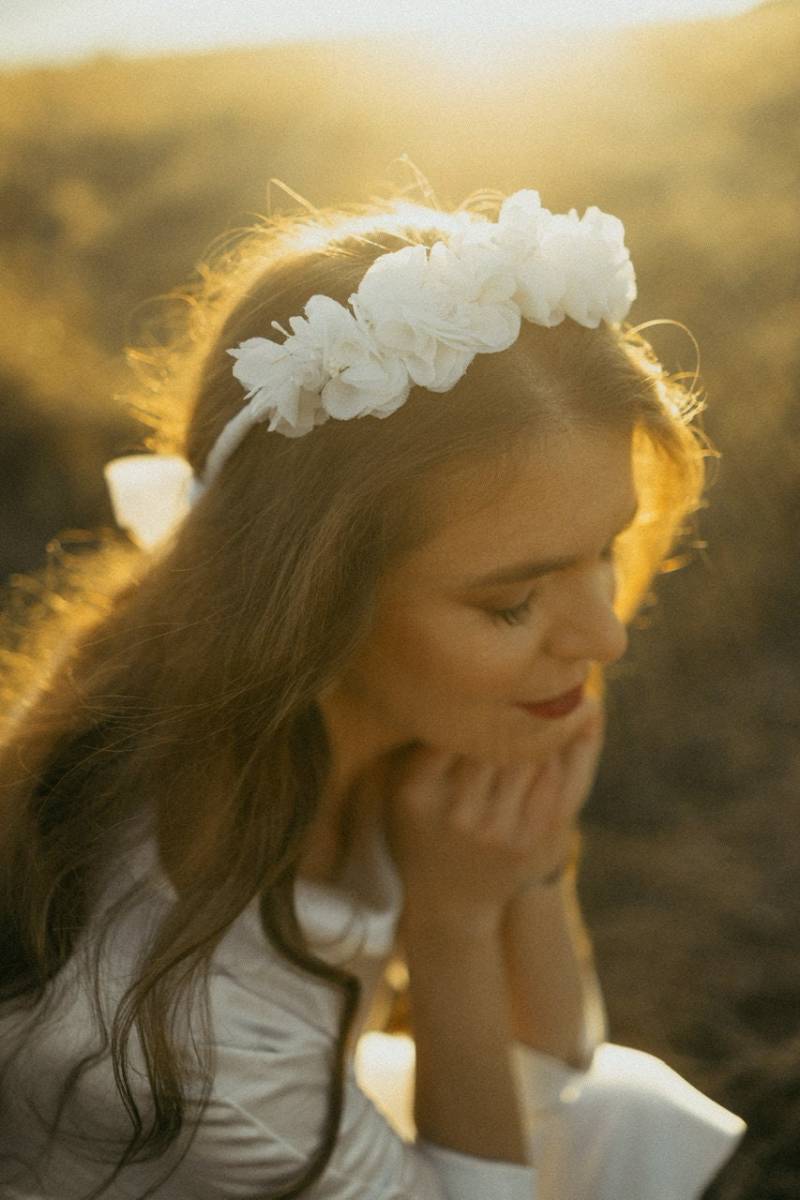 Hochzeitstiara Mit Weißen Blumen Aus Kristallstoffen Und Perlen, Enger Boho-Blumenkopfschmuck Für Den Bräutigam, Weihnachtsschmuck Bräutigam von ShoppingforHappiness