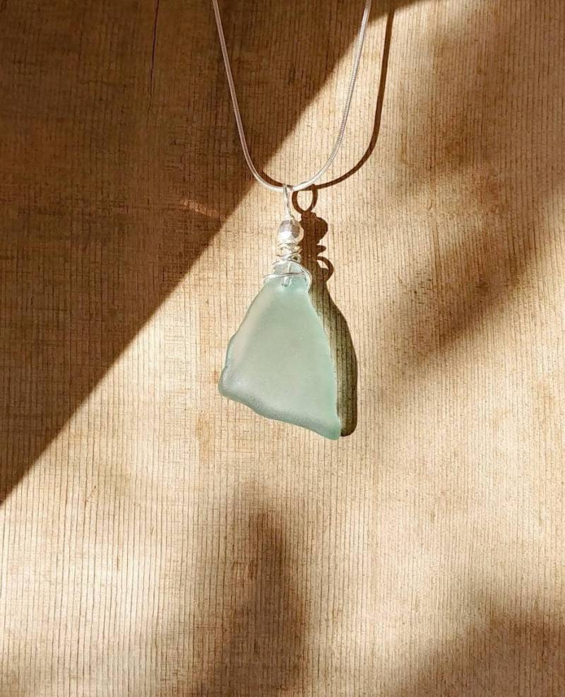 Atemberaubende Durchscheinend Teal Aqua Echtes Strandglas Seeglas Dreieck Form Sterling Silber Draht Gewickelt Anhänger Halskette Atemberaubende Durchscheinend Teal Aqua Echtes Strandglas Seeglas Dreieck Form Sterling Silber Draht Gewickelt Anhänger Halskette von ShorelineSecrets