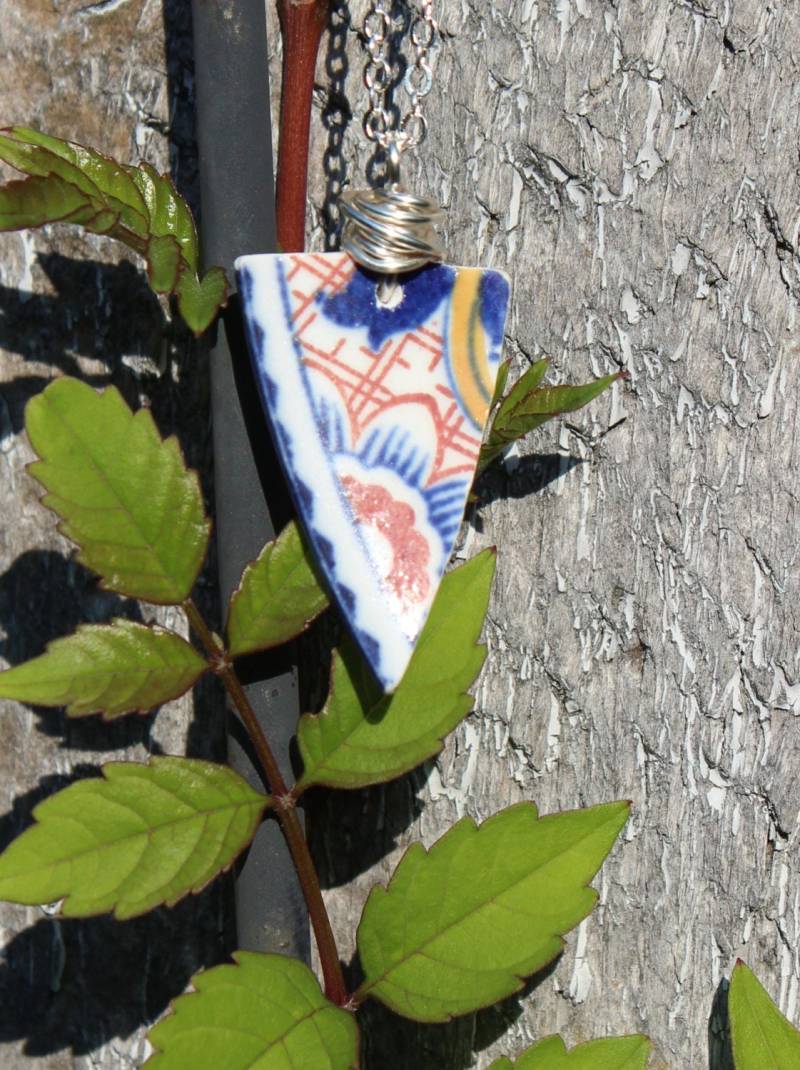 Blau Und Rötlich Geblümtes Muster Auf Weißer Dreieckiger Echter Strandkeramik Sea Pottery Shard Anhänger Halskette von ShorelineSecrets