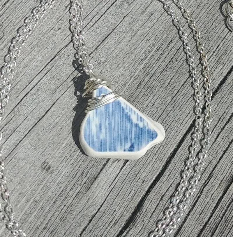 Blaue Muster Auf Weiß Echte Strand Keramik Sea Pottery Shard Dreieck Form Draht Gewickelt Anhänger Halskette Blaue Muster Auf Weiß Echte Strand Keramik Sea Pottery Shard Dreieck Form Draht Gewickelt Anhänger Halskette von ShorelineSecrets