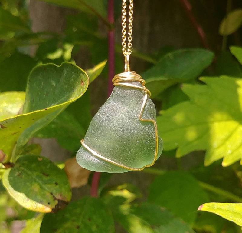 Durchscheinend Leicht Gefrostetes Hellgrünes Echtes Strandglas Seeglas Dreieck Form Draht Eingewickelt Anhänger Mit Gold Filled Halskette Durchscheinend Leicht Gefrostetes Hellgrünes Echtes Strandglas Seeglas Dreieck Form Draht Eingewickelt Anhänger Mit Gold Filled Halskette von ShorelineSecrets
