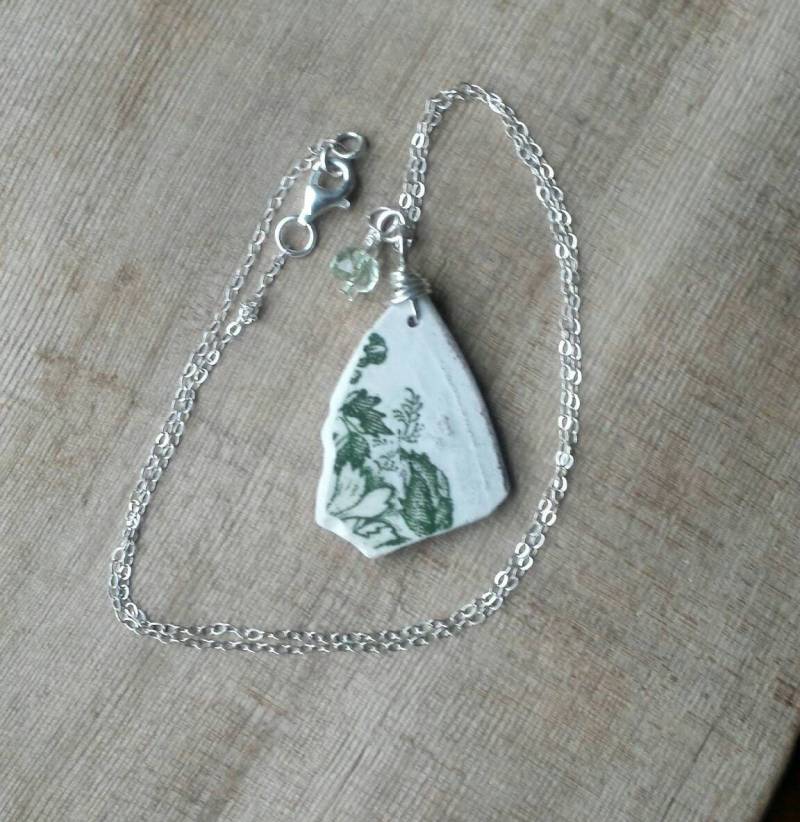 Echte Strand Keramik Scherbe Mit Grünen Blatt Muster Auf Weißem Hintergrund Wire Wrapped Anhänger Klare Grüne Glasperlen-Halskette Echte Strand Keramik Scherbe Mit Grünen Blatt Muster Auf Weißem Hintergrund Wire Wrapped Anhänger Klare Grüne Glasperlen-Halskette von ShorelineSecrets