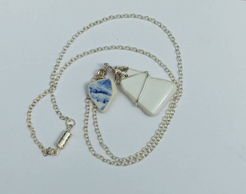 Echte Strand Keramik Sea Pottery Shard Doppel Anhänger Weiß Und Blau Draht Gewickelt Flache Halskette Echte Strand Keramik Sea Pottery Shard Doppel Anhänger Weiß Und Blau Draht Gewickelt Flache Halskette von ShorelineSecrets