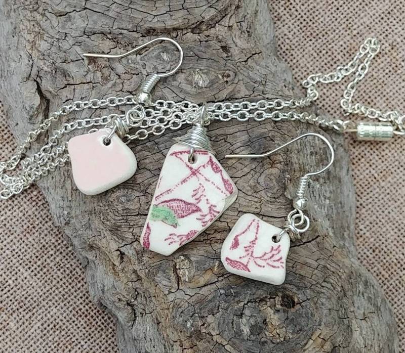 Echte Strand-Keramik Sea Pottery Shard Off-White Mit Rot Und Pink Wire Wrapped Halskette Mismatched Ohrring-Set Echte Strand-Keramik Sea Pottery Shard Off-White Mit Rot Und Pink Wire Wrapped Halskette Mismatched Ohrring-Set von ShorelineSecrets