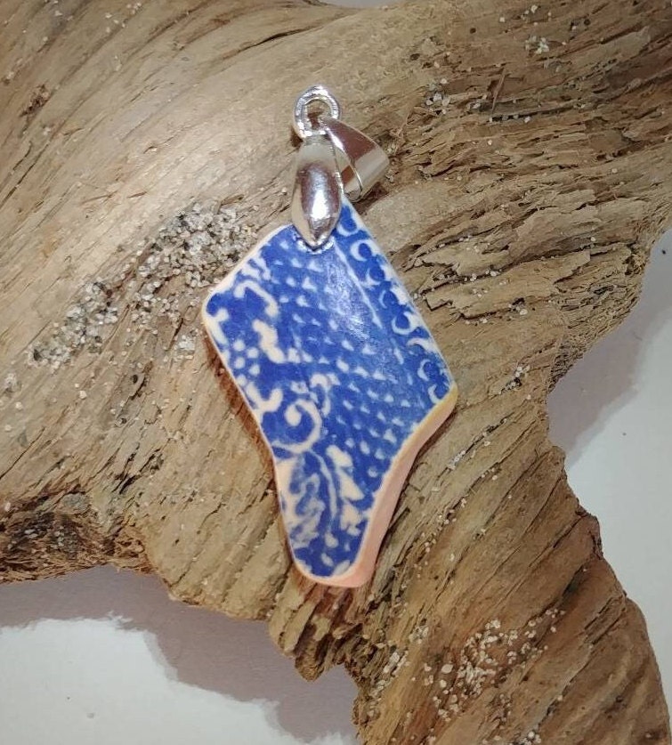 Echte Vintage Blau Gemusterte Strand Keramik Sea Pottery Mit Pinch Bail Anhänger Echte Vintage Blau Gemusterte Strand Keramik Sea Pottery Mit Pinch Bail Anhänger von ShorelineSecrets