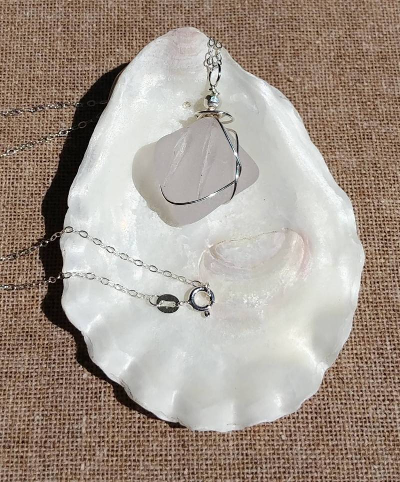 Echtes Darling Strandglas Seeglas Seltenes Hellrosa Lavendel Schnittmuster Rautenförmiger Draht Eingewickelter Anhänger Mit Sterlingsilber-Halskette Echtes Darling Strandglas Seeglas Seltenes Hellrosa Lavendel Schnittmuster Rautenförmiger Draht Eingewickelter Anhänger Mit Sterlingsilber-Halskette von ShorelineSecrets