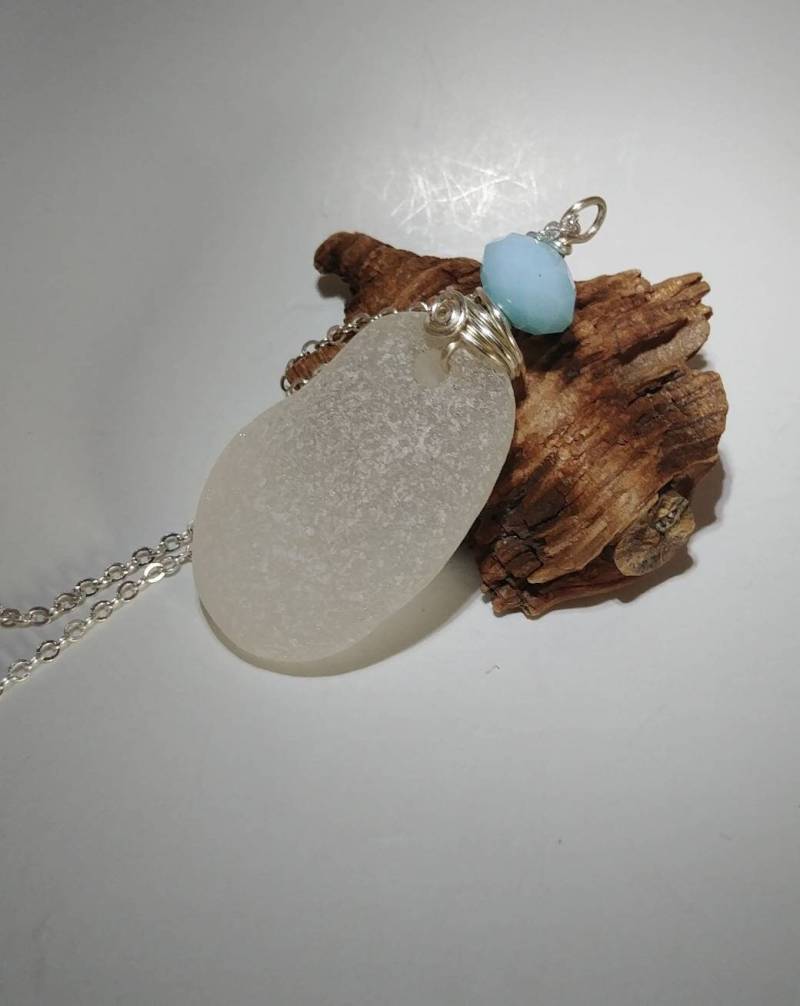 Frost Große, Weiße Klobige Draht Eingewickelt Echtes Strand Glas Seeglas Mit Hellblau Glasperle Anhänger Halskette Frost Große, Weiße Klobige Draht Eingewickelt Echtes Strand Glas Seeglas Mit Hellblau Glasperle Anhänger Halskette von ShorelineSecrets