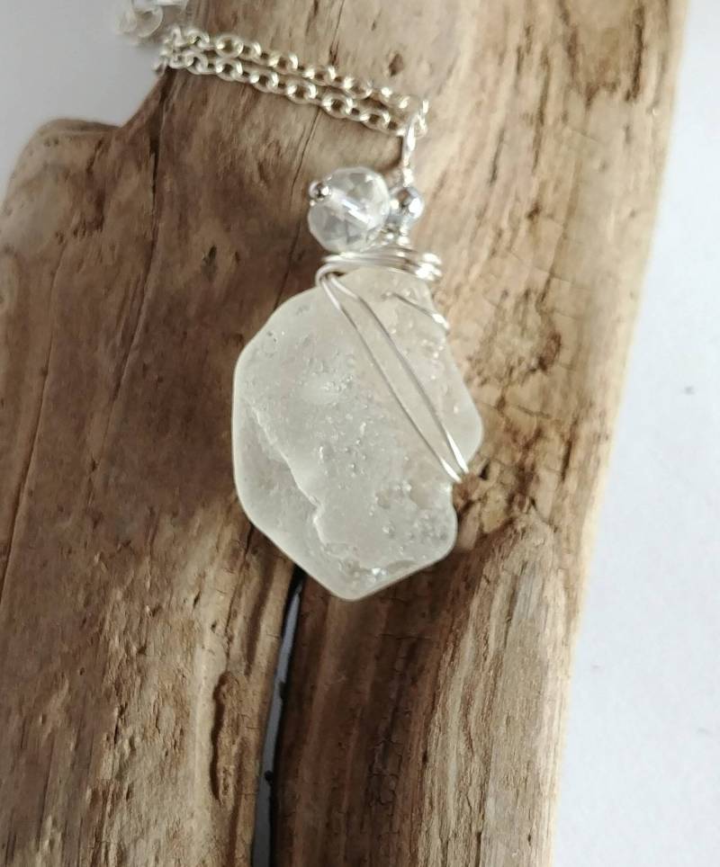 Frosted Echt Bonfire Strandglas Seeglas Off-White Mit Klaren Facettenreichen Glasperlen & Silberfarbenen Perlen Draht Gewickelt Anhänger Halskette Frosted Echt Bonfire Strandglas Seeglas Off-White Mit Klaren Facettenreichen Glasperlen & Silberfarbenen Perlen Draht Gewickelt Anhänger Halskette von ShorelineSecrets
