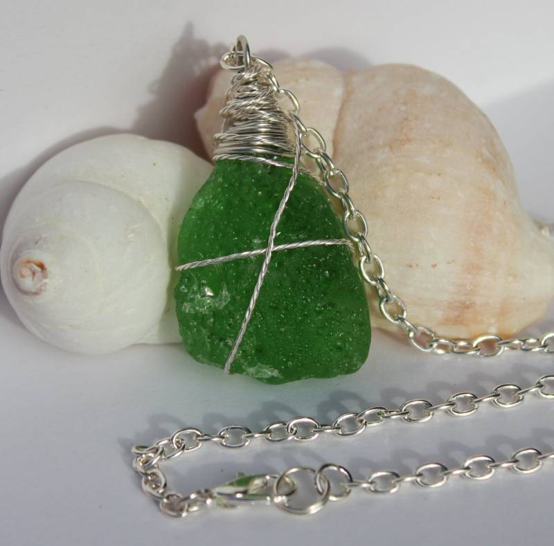 Große Mattierte St Patrick's Day Kelly Green Camp Fire Strand Glas Draht Eingewickelt Echte Natürliche Seeglas Anhänger Halskette Große Mattierte St Patrick's Day Kelly Green Camp Fire Strand Glas Draht Eingewickelt Echte Natürliche Seeglas Anhänger Halskette von ShorelineSecrets