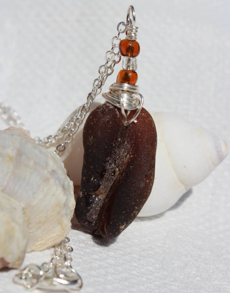 Matt Dunkelbraun Verdrehte Form Klobige Echte Strand Glas Seeglas Draht Gewickelt Anhänger Halskette Matt Dunkelbraun Verdrehte Form Klobige Echte Strand Glas Seeglas Draht Gewickelt Anhänger Halskette von ShorelineSecrets