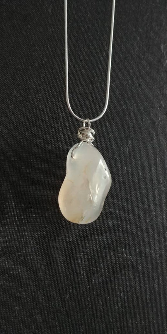 Strand Achat Sea Milchig Weiß Mit Gelben Streifen Sterling Silber Wire Wrapped Anhänger Auf Schlange Typ Halskette Strand Achat Sea Milchig Weiß Mit Gelben Streifen Sterling Silber Wire Wrapped Anhänger Auf Schlange Typ Halskette von ShorelineSecrets