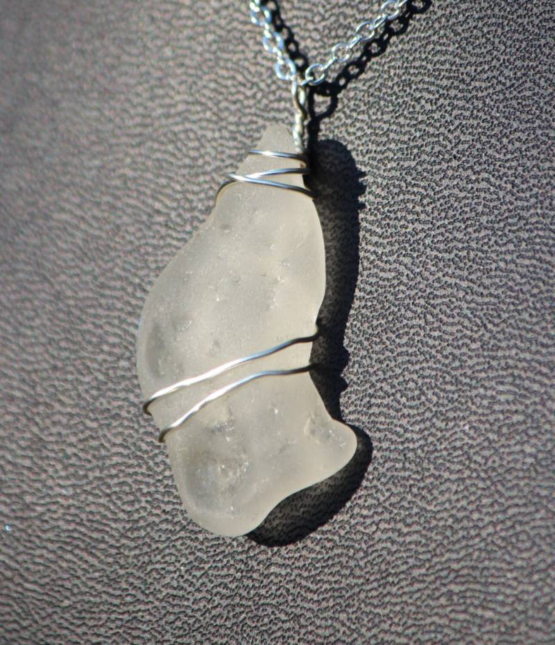 Transluzente Off-White Ungewöhnlich Geformte Multi-Pitted Echtes Strandglas Seeglas Draht Gewickelt Anhänger Halskette Transluzente Off-White Ungewöhnlich Geformte Multi-Pitted Echtes Strandglas Seeglas Draht Gewickelt Anhänger Halskette von ShorelineSecrets