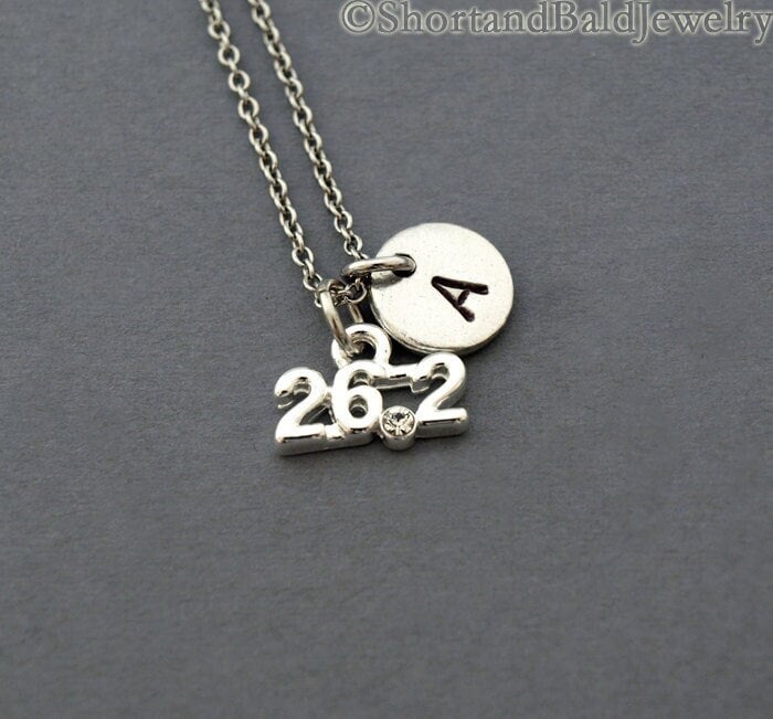 26.2 Marathon, Marathonlauf, 26.2, Initialen-Kette, Erste Hand Gestempelt, Personalisiert, Antikes Silber, Monogramm von ShortandBaldJewelry