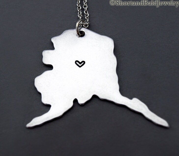 Alaska Halskette, State Map Charme, Silhouette, Fernbeziehung, Paare Beste Freunde Halskette von ShortandBaldJewelry
