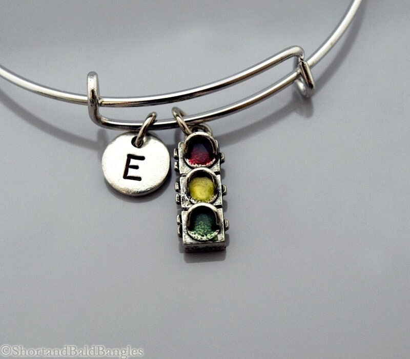 Ampel Charme Armreif, Armband, Charme, Stopplichter, Erweiterbarer Charm Initial Armband von ShortandBaldJewelry