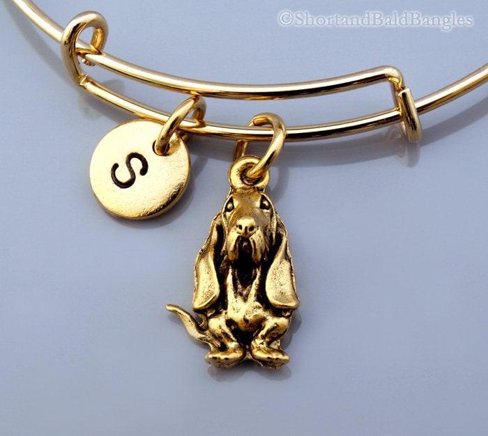 Bassett Hound Charm Armreif, Armband, Expandable Personalisiertes Monogramm, Initial Armband von ShortandBaldJewelry