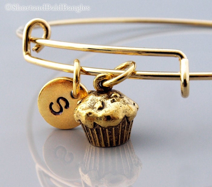 Cupcake Charm, Muffin Armband, Erweiterbarer Armreif, Personalisiertes Charm Monogramm, Initial Armband von ShortandBaldJewelry