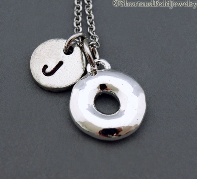 Donut Halskette, Charme, Essen Erste Hand Gestempelt, Personalisiert, Antikes Silber, Monogramm von ShortandBaldJewelry
