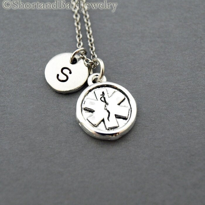 Emt Zeichen, Rettungssanitäter Techniker, Krankenwagen Anfangskette, Handgestempelt, Personalisiert, Antikes Silber, Monogramm von ShortandBaldJewelry