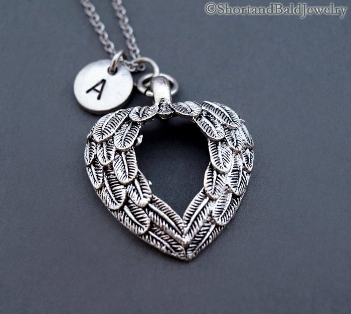 Engelsflügel Herz Halskette, Silber Engelsflügel, Feder, Initial Freundschaft, Personalisiert, Monogramm von ShortandBaldJewelry