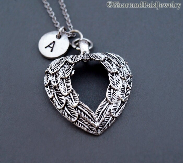 Engelsflügel Herz Halskette, Silber Engelsflügel, Feder, Initial Freundschaft, Personalisiert, Monogramm von ShortandBaldJewelry