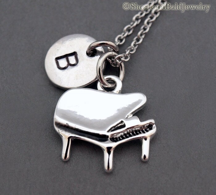 Flügelhalskette, Flügelcharme, Musikcharme, Ursprüngliche Halskette, Erste Hand Gestempelt, Personalisiert, Antikes Silber, Monogramm von ShortandBaldJewelry