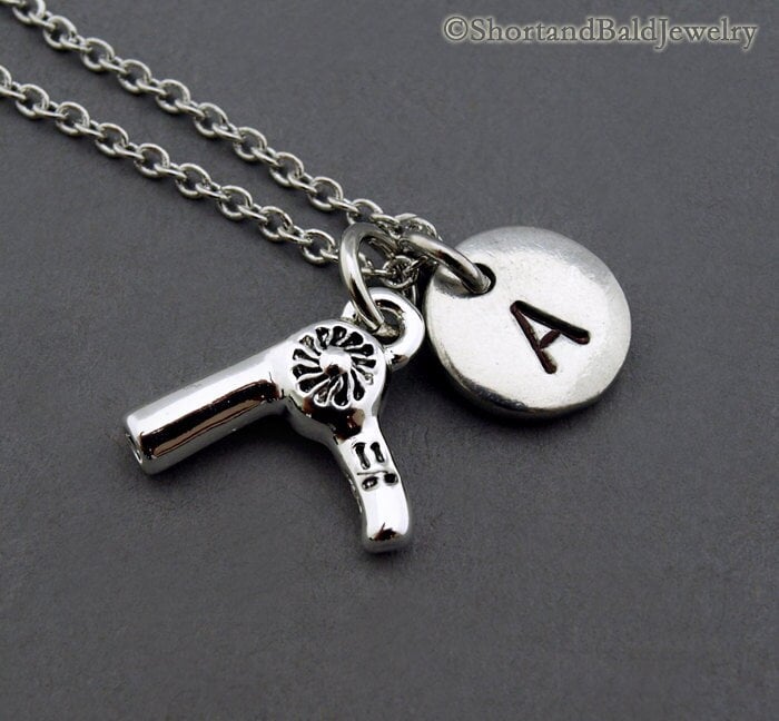 Fön Halskette, Fön, Kosmetikerin Friseur, Hairstylist, Erste Personalisiert, Monogramm von ShortandBaldJewelry