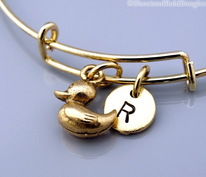 Gummi Ente Armband, Baby Ente, Spielzeug Gold Erweiterbar Armreif, Personalisiertes Initial Armband von ShortandBaldJewelry