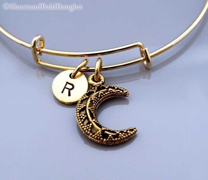 Halbmond Armreif, Gold Charm Monogramm, Initial Armband von ShortandBaldJewelry