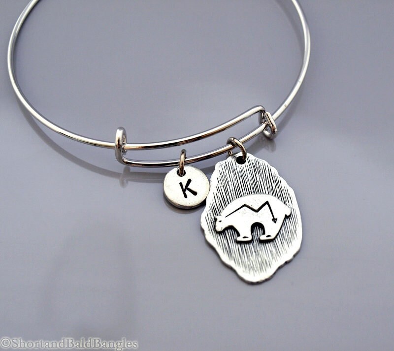 Heartline Bär, Herzlinie Heartline-Symbol, Ureinwohner-Symbol, Erweiterbarer Armreif, Bettelarmreif, Monogramm, Initialarmband von ShortandBaldJewelry