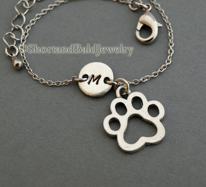 Hundepfote Bettelarmband, Hundepfotenabdruck, Antik Silber, Initial Armband, Freundschaft, Mütter, Verstellbar, Monogramm von ShortandBaldJewelry