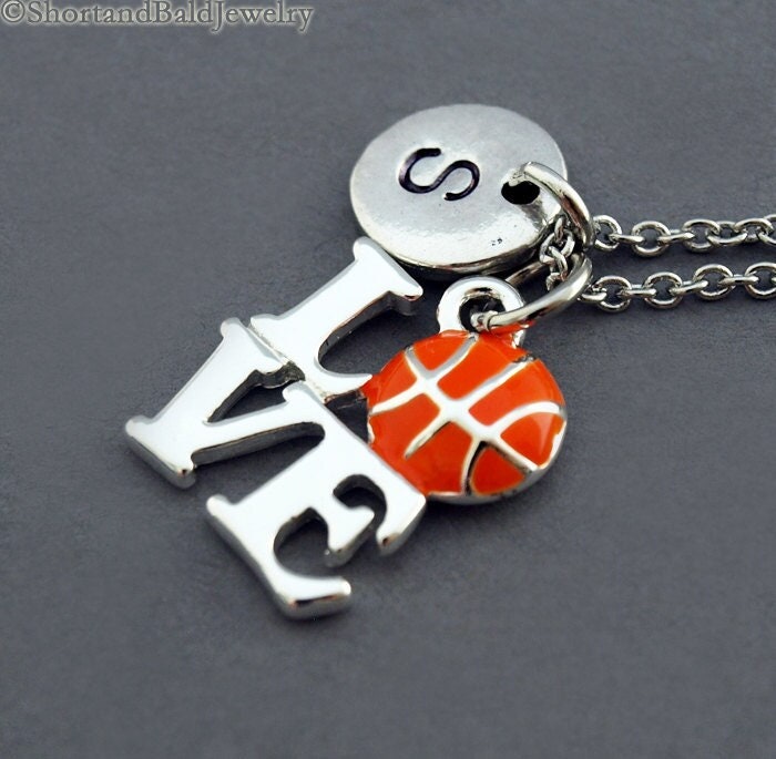 I Basketball Love, Basketball-Ball-Charmehalskette, Basketball-Herz, Antikes Silber, Ursprüngliche Halskette, Personalisiert, Monogramm von ShortandBaldJewelry