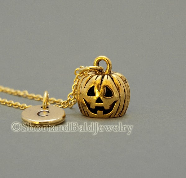 Jack-O'-Laterne Charme, Halloween Kürbis Halskette, Antikes Gold, Erste Hand Gestempelt, Personalisiert, Monogramm von ShortandBaldJewelry