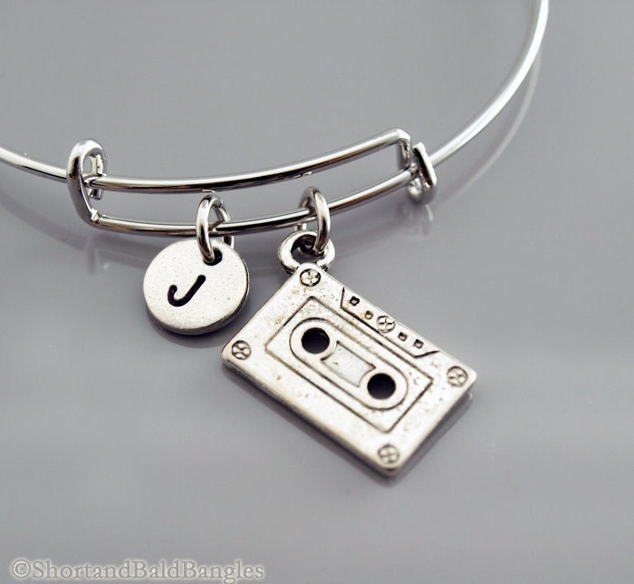 Kassette Armband, Mixtape Bettelarmband, Kompakt Kassette, Audio Musik, Monogramm, Initial Armband von ShortandBaldJewelry