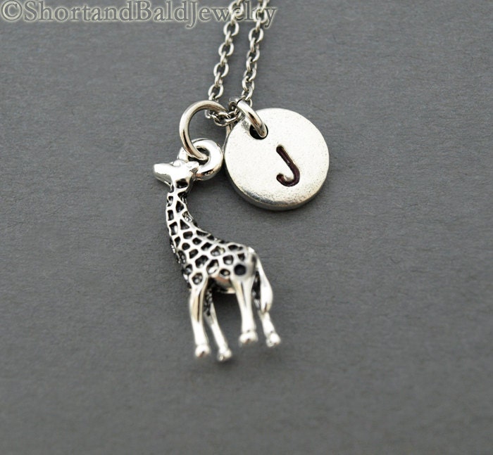 Kleine Giraffen Charm Halskette, Baby Giraffe Charm, Erste Handgestempelter Charme, Personalisiert, Monogramm von ShortandBaldJewelry