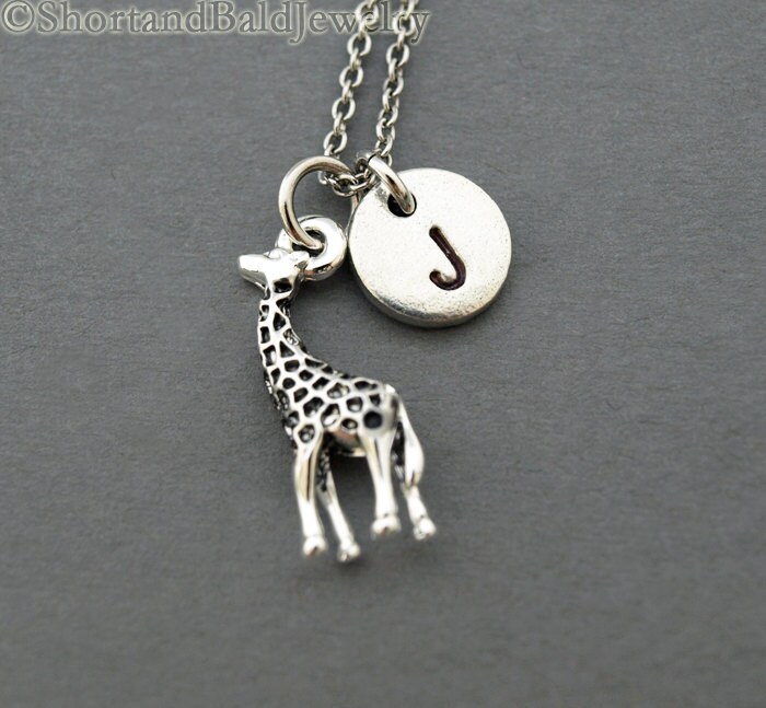 Kleine Giraffen Charm Halskette, Baby Giraffe Charm, Erste Handgestempelter Charme, Personalisiert, Monogramm von ShortandBaldJewelry