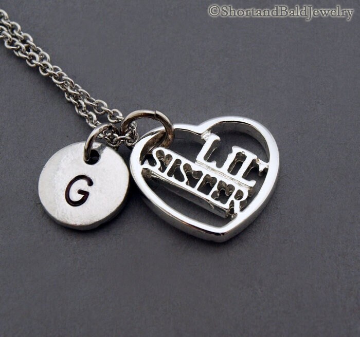 Kleine Schwester Halskette, Beste Schwestern Halsketten, Baby Schwester, Schwestercharme, Freundschaft Ursprüngliche Antikes Silber, Monogramm von ShortandBaldJewelry