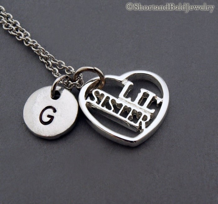 Kleine Schwester Halskette, Beste Schwestern Halsketten, Baby Schwester, Schwestercharme, Freundschaft Ursprüngliche Antikes Silber, Monogramm von ShortandBaldJewelry