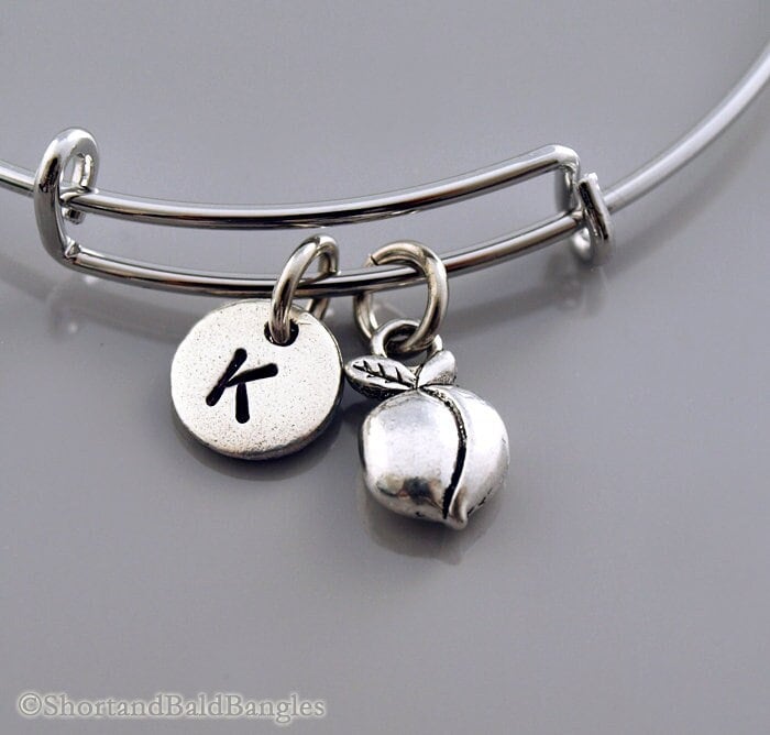Kleiner Pfirsich Charm Armreif, Armband, Obst Charm, Schmuck, Erweiterbarer Initial Armband von ShortandBaldJewelry