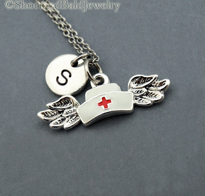 Krankenschwester Hut Mit Flügeln, Kappe, Hut, Initial Halskette, Initiale Hand Gestempelt, Personalisiert, Antik Silber, Monogramm von ShortandBaldJewelry