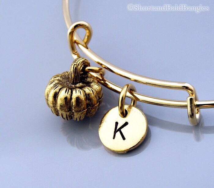 Kürbis Charm Armreif, Armband, Gemüse Charm, Gold Kürbis, Erweiterbar Personalisiertes Monogramm, Initial Armband von ShortandBaldJewelry