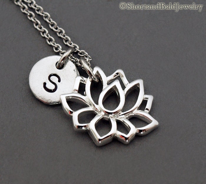 Lotus Blume Halskette, Charme Silber Charme, Wasserlilien, Seerose, Ursprüngliche Personalisiert, Monogramm von ShortandBaldJewelry